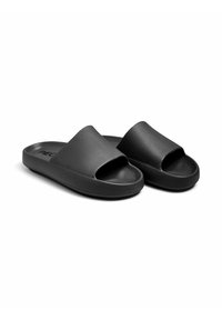 Zwarte open teen slide sandalen gemaakt van textuur rubber materiaal, met een brede band en een gevoerde zool voor comfort.