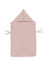Babydeken met capuchon in zachtroze breiwerk, met een driehoekige capuchon, striksluiting aan de zijkanten en een klein logo-label op de hoek.