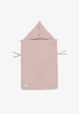 Couverture pour bébé à capuche en tricot rose doux, avec une capuche triangulaire, des fermetures à lacer sur les côtés, et une petite étiquette logo dans le coin.