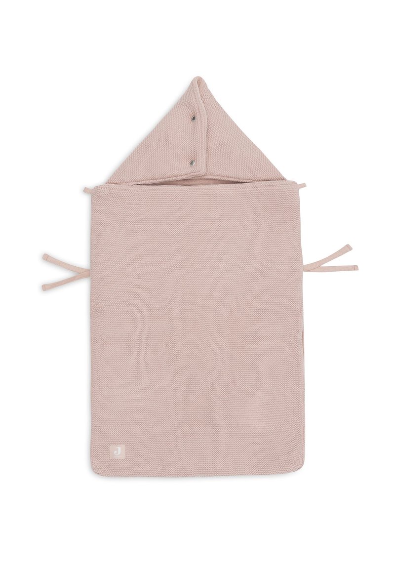 Babydeken met capuchon in zachtroze breiwerk, met een driehoekige capuchon, striksluiting aan de zijkanten en een klein logo-label op de hoek.