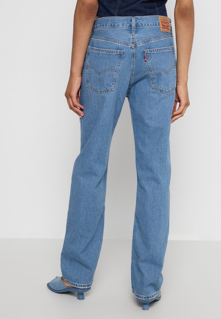 Hellblaue Denim-Jeans im geraden Schnitt. Mit zwei Gesäßtaschen und sichtbaren Nähten. Abgeschlossen mit einem strukturierten Bund.