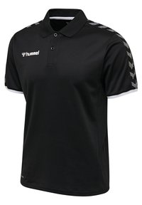 Schwarzes kurzärmeliges Poloshirt mit zwei Knöpfen, weißem hummel-Logo auf der Brust und grauem Chevron-Muster auf den Schultern.