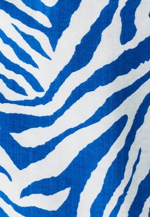 Tissu bleu et blanc avec un motif en rayures de zèbre ; présente des couleurs audacieuses et contrastées ainsi qu'une texture lisse.
