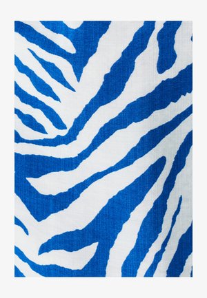 Modrá a biela tkanina so vzorom zebrova pruh; obsahuje výrazné, kontrastné farby a hladkú textúru.