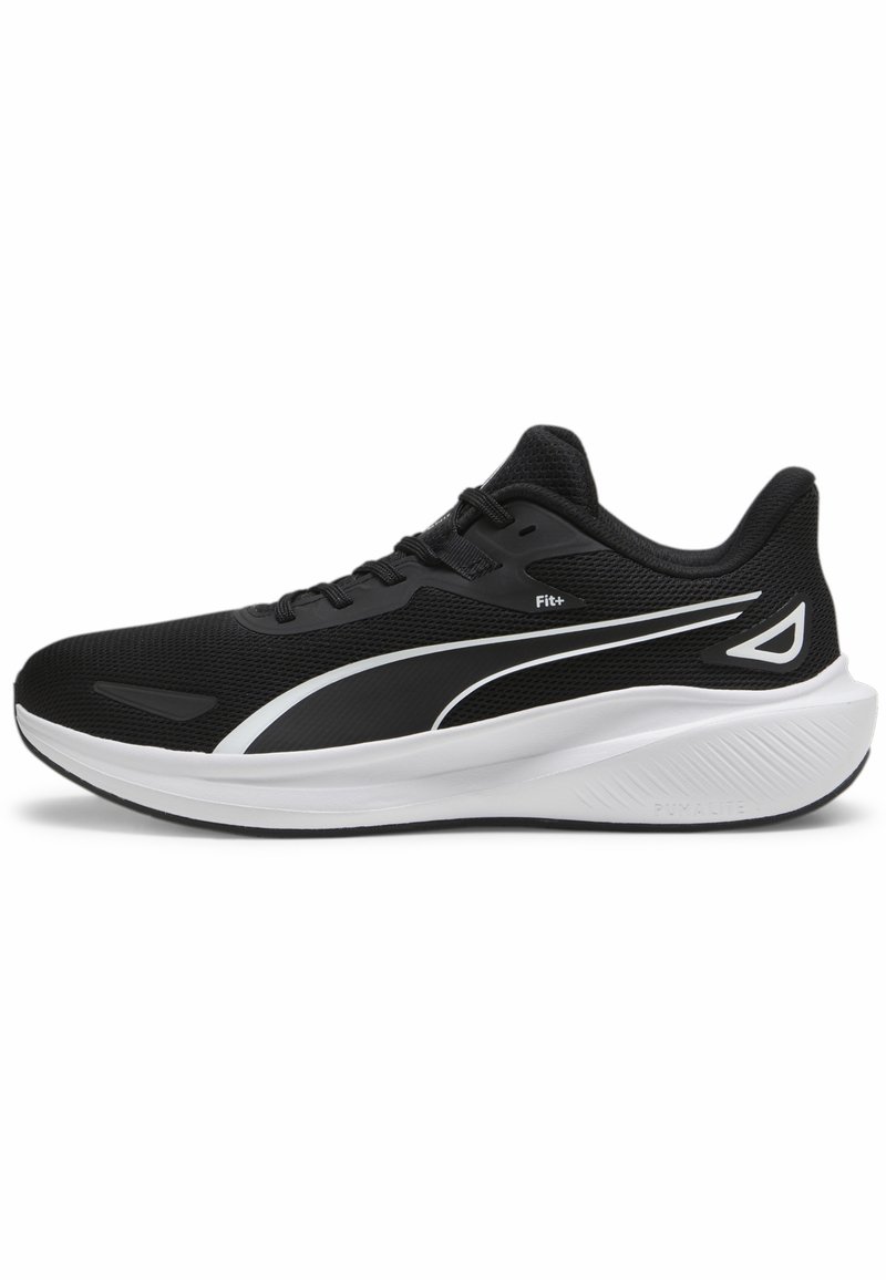 Scarpa sportiva nera con parte superiore in mesh, dettagli bianchi, suola ammortizzata e design aerodinamico. Presenta lacci e un tallone testurizzato.