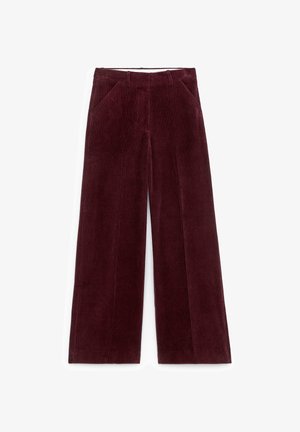 Weite burgunderfarbene Cordhose mit Fronttaschen und Gürtelschlaufen, flach auf einem weißen Hintergrund ausgelegt.