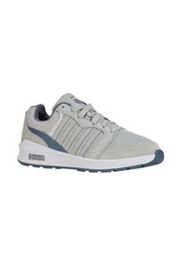 Baskets de sport grises en matériaux mesh et daim, avec des accents bleus, une surface texturée, et une semelle intermédiaire blanche portant le logo "K-Swiss".