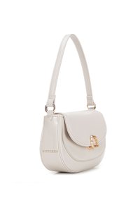 Sac à main en cuir couleur crème, de forme courbée, avec fermeture à rabat et quincaillerie dorée. Il dispose d'une bandoulière réglable et d'un logo en relief.