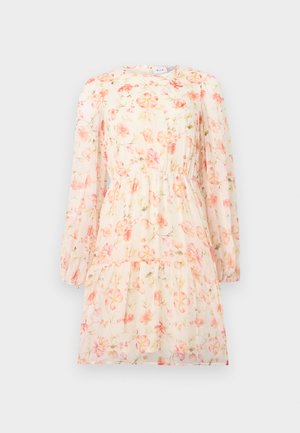 Hvid chiffonkjole med lyserødt blomsterprint, lange pufærmer, indsnævret talje og lagdelt nederdel.