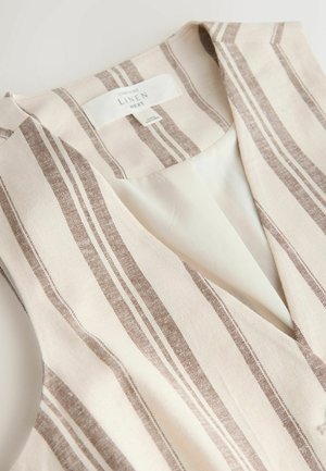 Bézs és barna csíkos vászon mellény ujjatlan kialakítással és V-nyakkal, belső bélés és ruhacímke látható.