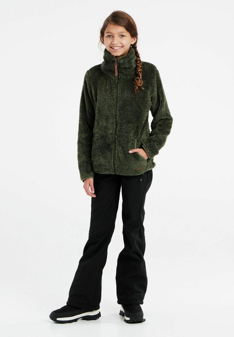 Fleecejacke in dunkelgrün mit hohem Kragen, Reißverschluss und zwei Seitentaschen, kombiniert mit schwarzen Hosen und schwarzen Schuhen.
