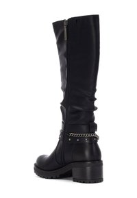 Bota alta de cuero negro hasta la rodilla con cremallera lateral, diseño fruncido y detalle de cadena metálica en el tobillo. Suela texturizada para mayor agarra.