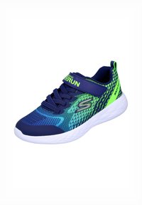 Zapatilla deportiva azul y verde con parte superior de malla transpirable, diseño en patrones, cordones elásticos y suela blanca. Cuenta con una correa de Velcro.