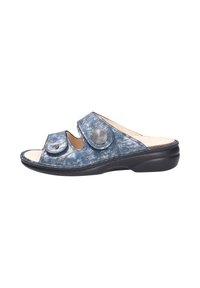 Infradito blu con motivo, punta aperta, cinturini regolabili e accento circolare metallico; soletta imbottita e suola in gomma nera.