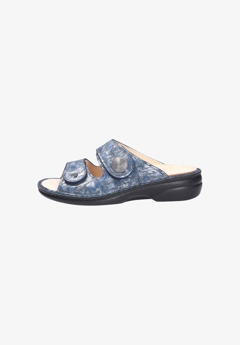 Blauwe, gestreepte slip-on sandaal met open neus, verstelbare band en metalen cirkelaccent; gevoerd voetbed en zwarte rubberen zool.