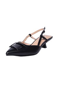 Scarpa slingback in pelle nera con punta affusolata, caratterizzata da un dettaglio a fibbia lucido e un tacco basso a blocco. Intersuola color tan e accentuazioni della fascia visibili.