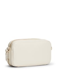 Ορθογώνια τσάντα χειρός από κρεμ δέρμα με χρυσλό φερμουάρ και ρυθμιζόμενο λουράκι, παρουσιάζεται σε γωνία σε λευκό φόντο.