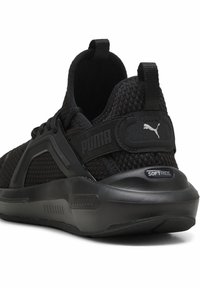 Pantofi sport negri cu un superior din plasă texturată, guler căptușit și talpă din cauciuc, având accente cu "Softride" și logo.