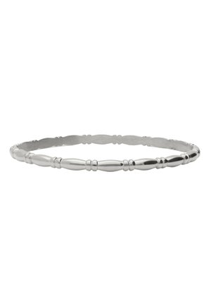 Zilveren bangle-armband met een golvend ontwerp met afwisselend gladde en gestructureerde secties, met een gepolijste afwerking.