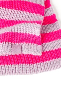 Sciarpa a maglia a righe con colori alternati fucsia e grigio chiaro. Presenta una superficie testurizzata e un piccolo etichetta con il marchio sul bordo.