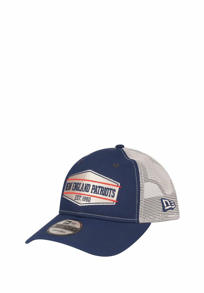 Dunkelblaue Kappe mit Mesh-Seiten, versehen mit "New England Patriots" und "EST. 1960" in Weiß und Rot. Verstellbarer Riemen hinten.