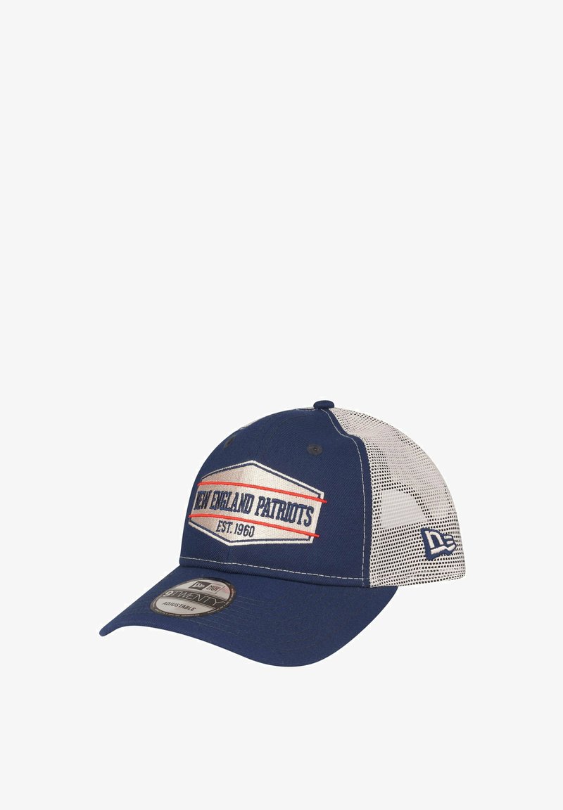 Dunkelblaue Kappe mit Mesh-Seiten, versehen mit "New England Patriots" und "EST. 1960" in Weiß und Rot. Verstellbarer Riemen hinten.