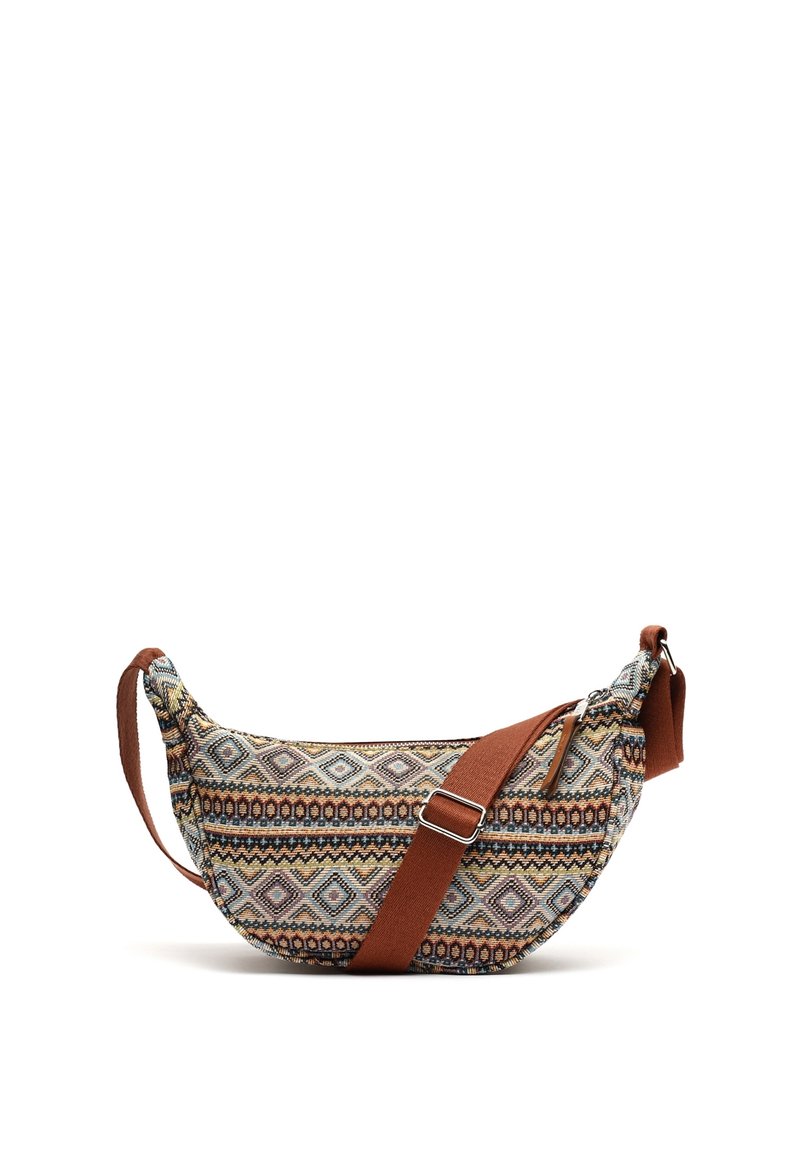 Borsa hobo con un motivo geometrico multicolore, materiale in tessuto, forma curva, tracolla regolabile marrone e chiusura con zip.