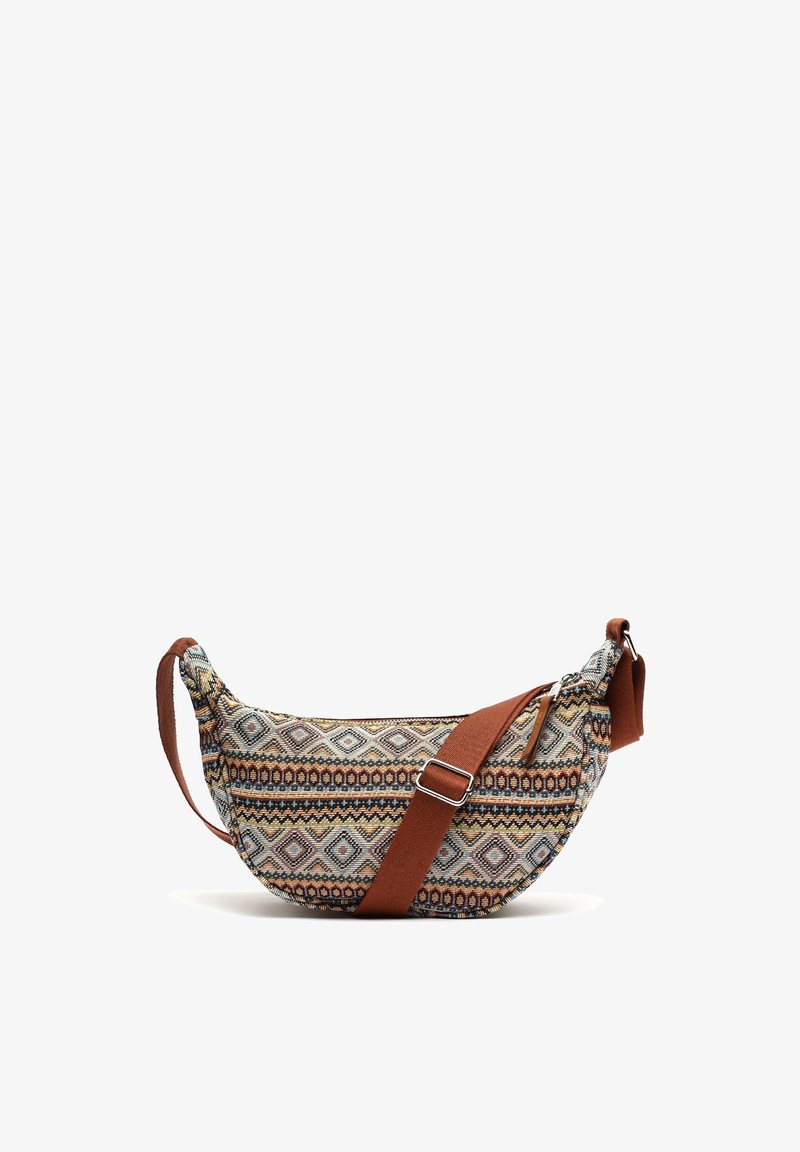 Borsa hobo con un motivo geometrico multicolore, materiale in tessuto, forma curva, tracolla regolabile marrone e chiusura con zip.