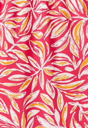 Tela roja con un patrón repetitivo de hojas y pétalos tropicales abstractos en blanco y amarillo.