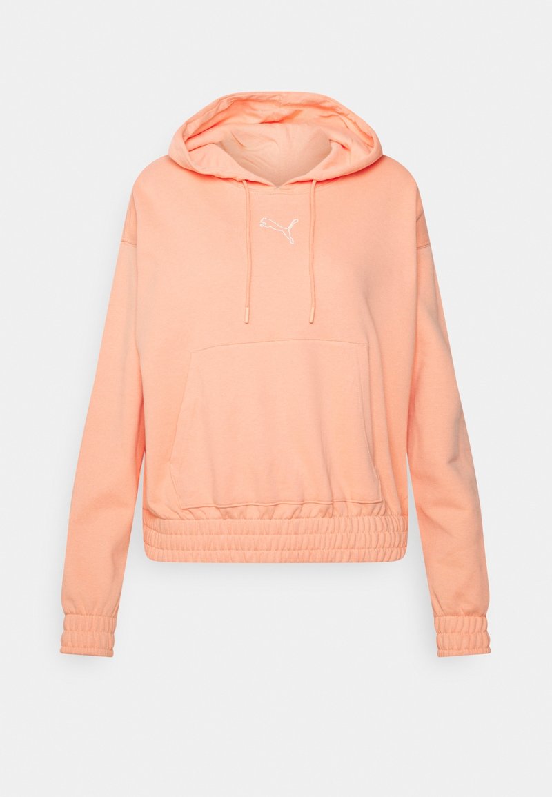 Sweat à capuche à manches longues couleur pêche avec poche kangourou à l'avant, capuche à cordon de serrage réglable, poignets côtelés, et logo Puma blanc sur la poitrine.