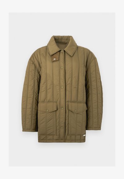 Πράσινο μπουφάν με ραφές σε σχέδιο πάπλωμα, με μπροστινό κούμπωμα με κουμπιά πατιλέτα, δύο μεγάλες τσέπες με καπάκι και φαρδύ γιακά με επιπλέον λουρίδα κούμπωμα.