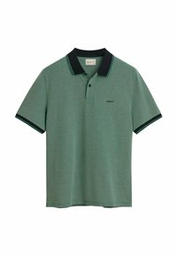Polo en tela verde claro con un collar negro con rayas verdes, mangas cortas y un pequeño logo en el pecho.