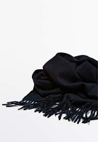 Écharpe noire en tissu doux, avec un bord frangé et une texture lisse, disposée en forme lâche et froissée.