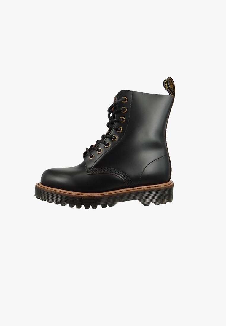 Czarne skórzane buty na sznurówki z okrągłym noskiem, teksturowaną powierzchnią oraz gumową podeszwą z głębokim bieżnikiem i beżowym akcentem w środkowej części.