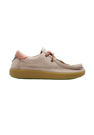 Zapato casual de ante beige claro con cordones marrones, lengüeta rosa en el talón, forro suave y suela gruesa color canela visto desde el lado exterior.