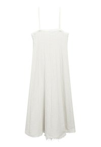 Robe blanche sans manches avec des fines bretelles, silhouette en A, tissu texturé et ourlet effiloché. Design simple et léger.