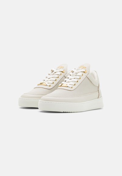 Weiße Mesh-Sneaker mit strukturiertem Obermaterial, goldenen Ösen, weißen Schnürsenkeln und einer dicken weißen Gummisohle. Akzente sind ein Logo auf der Zunge.