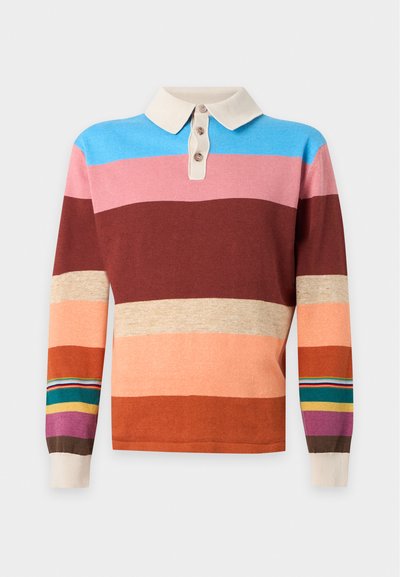 Polo à manches longues avec des rayures horizontales bleues, roses, marron, beige, pêche et des bandes multicolores sur les manches, avec un col blanc et trois boutons.