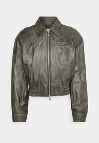 Mörkgrå läderjacka med framdragkedja, bred krage, elastisk midja, långa ärmar och en horisontell bröstficka.