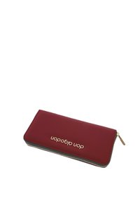 Cartera redonda con cremallera de material sintético suave. Presenta un logo dorado en la parte frontal y un borde de cremallera negro en contraste.