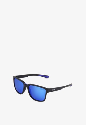 Czarne plastikowe okulary przeciwsłoneczne z niebieskimi gradientowymi soczewkami, w kształcie kwadratu, z fioletowym akcentem na zausznikach. Gładka tekstura i minimalistyczny design.