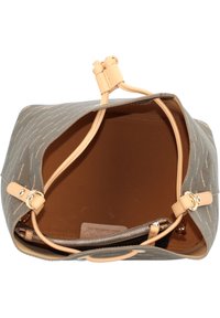 Grå tygväska med slät läderkant, utrustad med öppen topp, dragkedjeficka och ett innerfoder av brunt material.