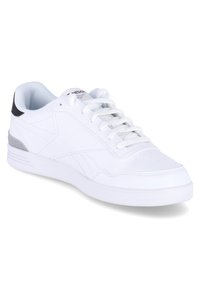 Zapatilla blanca de cuero sintético, con superficie lisa, punta redonda, cordones y detalles en gris y negro en el talón.