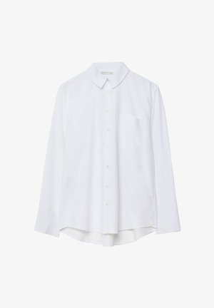 Biela košeľa s dlhým rukávom, ktorá má gombíky, golier a jedno vrecko na hrudi, s mierne zakriveným spodným okrajom, vystavená na bielom pozadí.