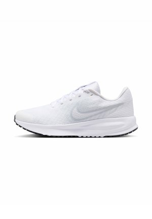 Zapatilla de running ligera blanca con parte superior de malla, diseño con cordones y suela de goma negra, mostrada de lado sobre un fondo blanco.