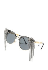 Runda solglasögon med grå linser, guld- och svart metallram, dekorerade med silverfärgade kristallförzieringar och kedjor på de övre kanterna.