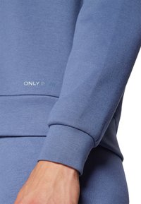 ONLY Play ONPLOUNGE LIFE HOOD NOOS - Majica s kapuljačom - vintage indigo