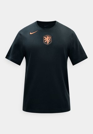 Crna Nike majica kratkih rukava s narančastim grbom lava i Nike Swoosh logotipom na prsima.