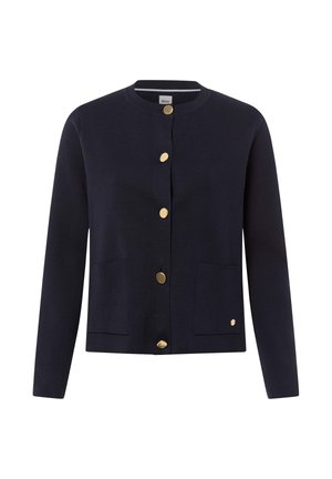 Marineblaue Strickjacke mit rundem Ausschnitt, fünf goldenen Knöpfen, zwei vorderen Taschen und einem dezenten Logo-Akzent unten rechts. Weiche Stricktextur.