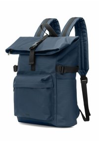 Niebieski plecak roll-top z przednią kieszenią, wypełnionymi ramionami, bocznymi zapięciami na klamry oraz czarnym paskiem zapięcia na białym tle.